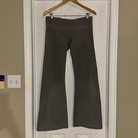 Lululemon low rise, flared pants. Size 6. - Picture 1 of 3